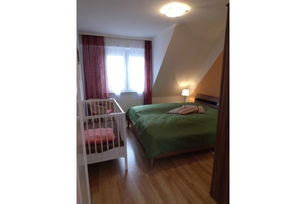 großes Schlafzimmer mit Zustellbett